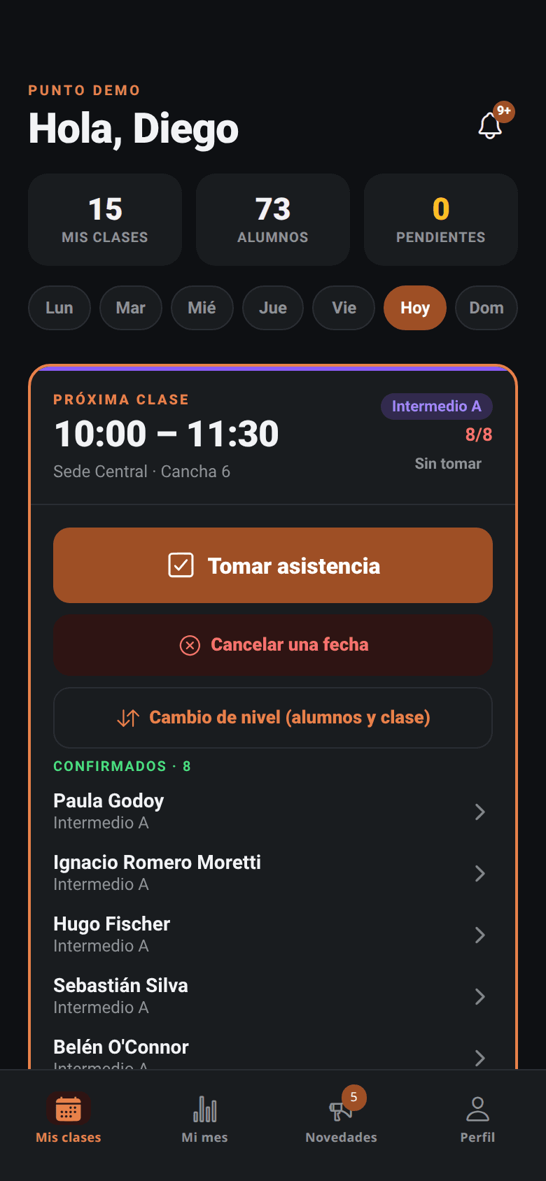 La app de Punto en el celular de un entrenador: sus clases y sus alumnos contados arriba, los días de la semana, y su próxima clase de hoy con el botón para tomar asistencia y la lista de alumnos confirmados.